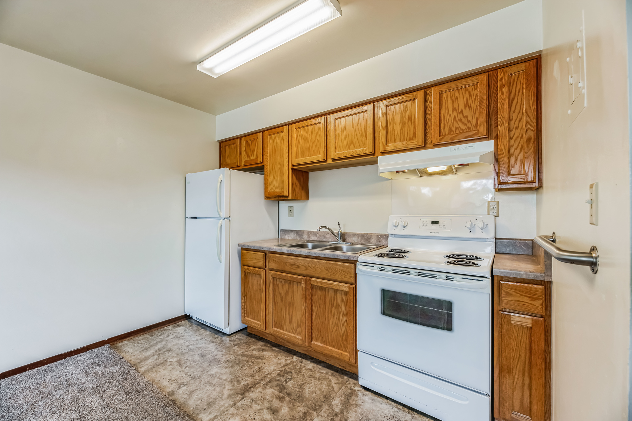 120_3rd_Ave_Clear_Lake_WI_54005_USA-Kitchen-120_3rd_Ave_Clear_Lake_WI_54005_USA_2009.jpg