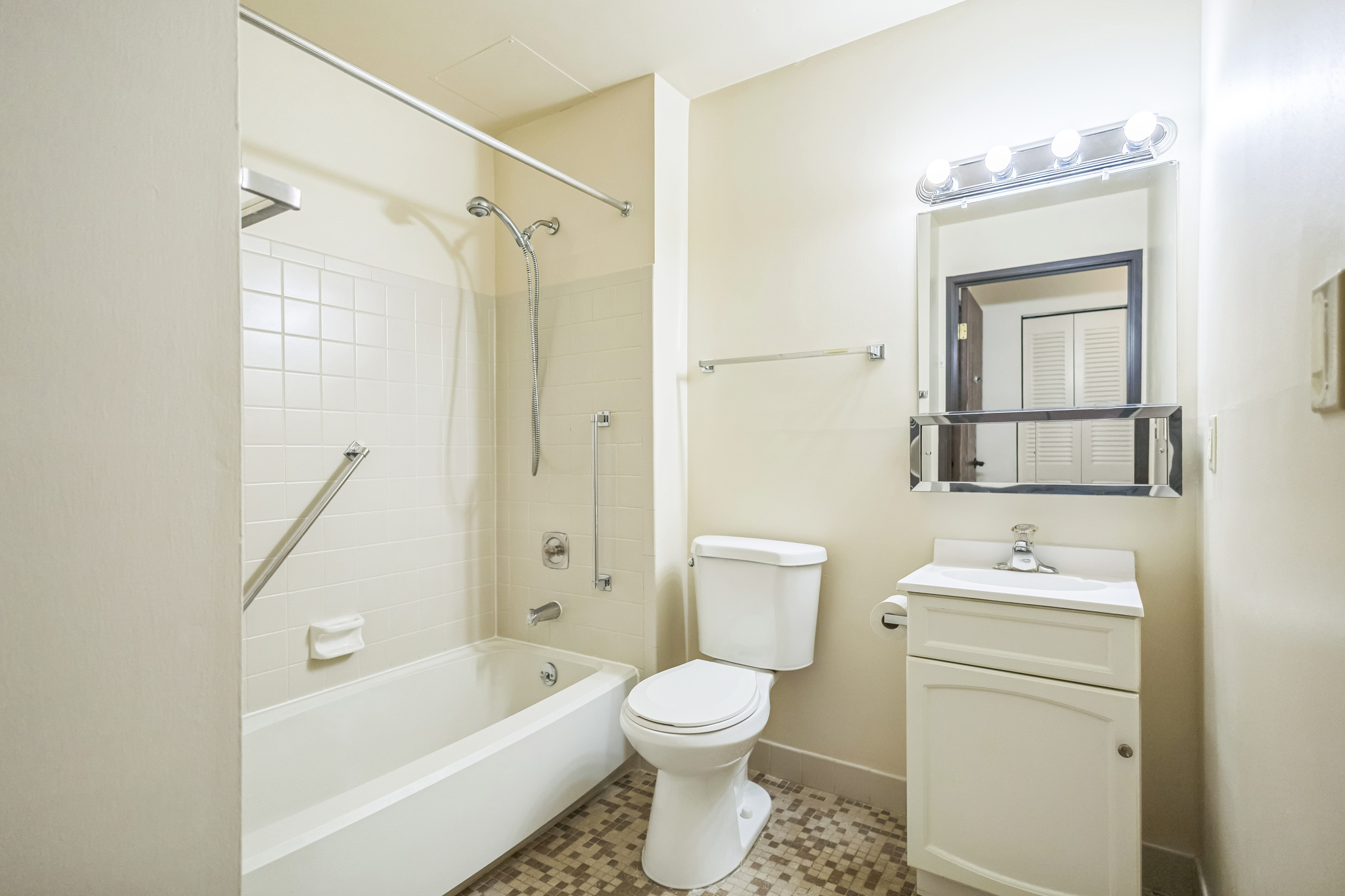 24610020_W_Forest_Home_Ave_Hales_Corners_WI_53130_USA-Bathroom-IMG_0169.jpg