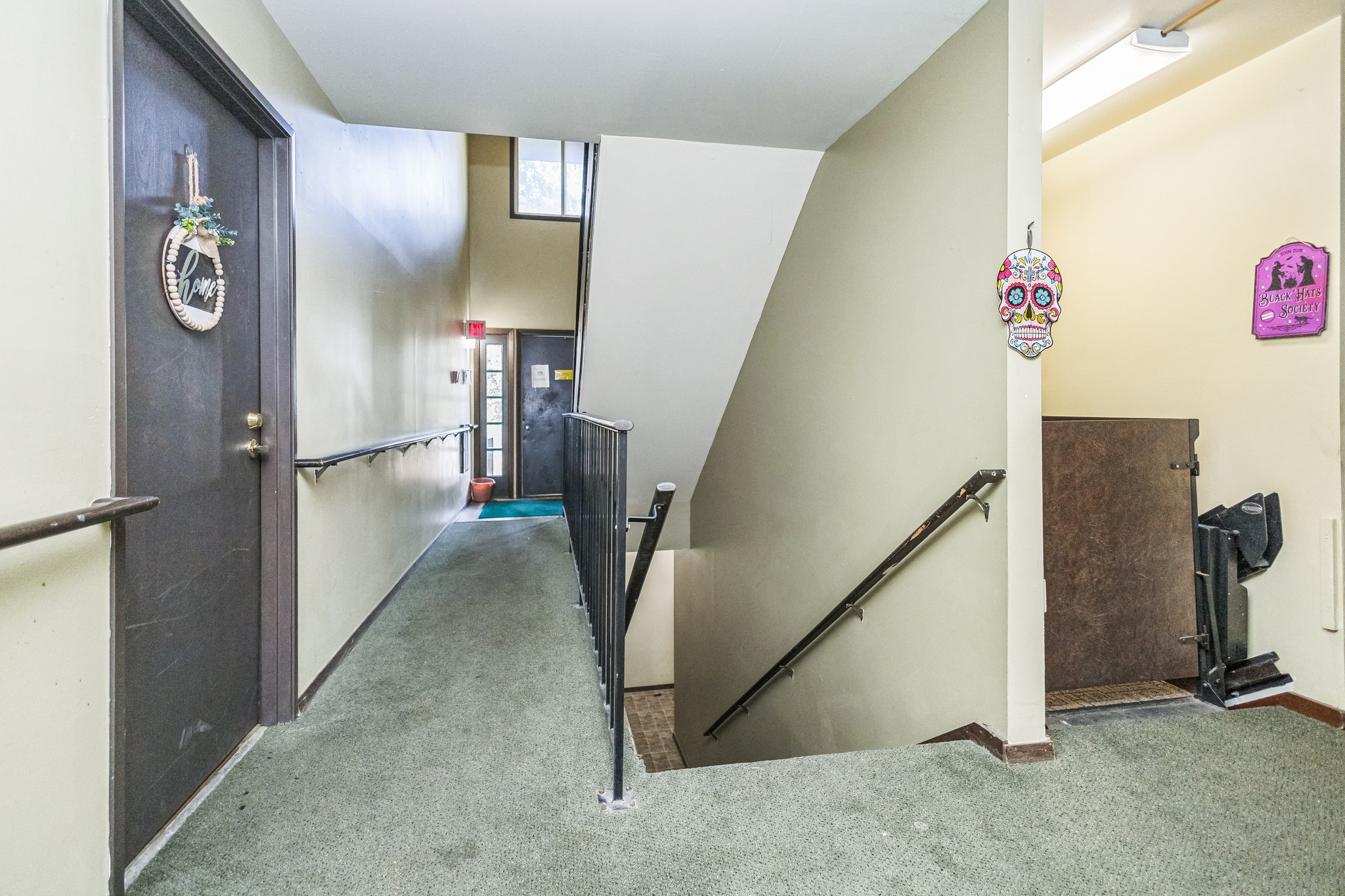 24610020_W_Forest_Home_Ave_Hales_Corners_WI_53130_USA-Foyer-IMG_0178.jpg