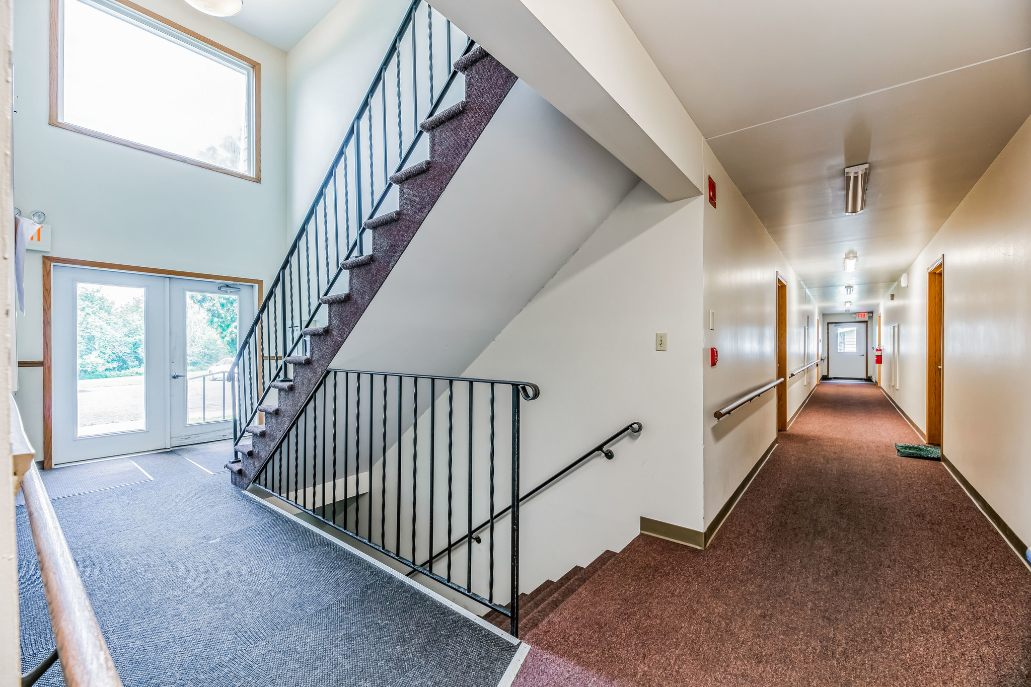 337120_3rd_Ave_Clear_Lake_WI_54005_USA-Foyer-120_3rd_Ave_Clear_Lake_WI_54005_USA_2005.jpg