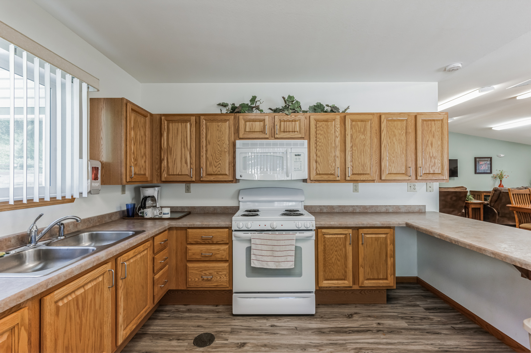 88537_S_Neenah_Ave_Sturgeon_Bay_WI_54235_USA-Kitchen-DSC_9069.jpg